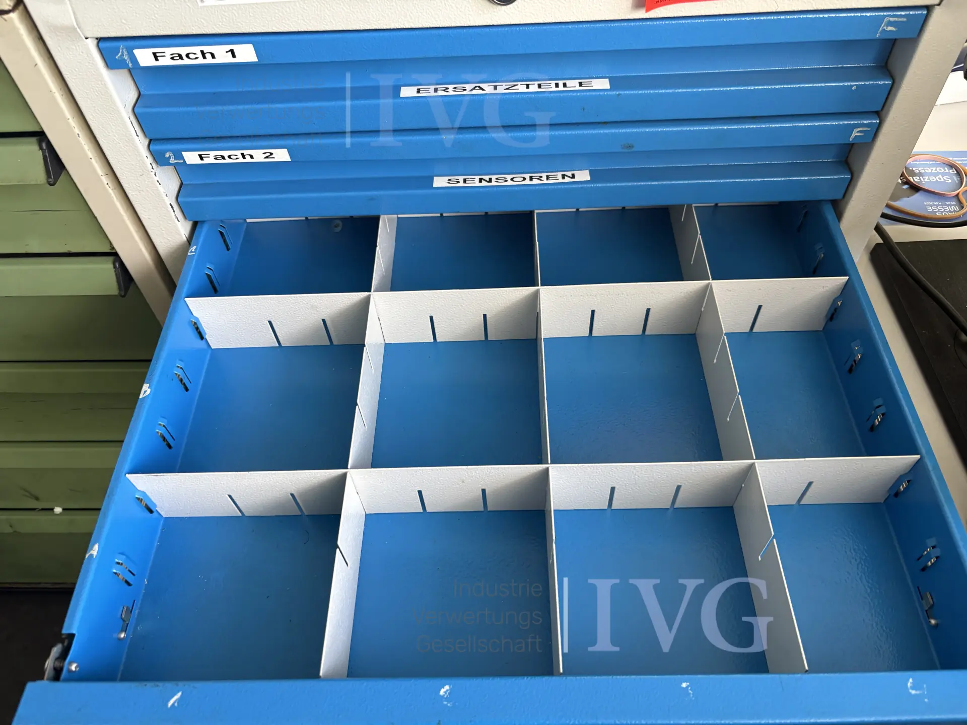 Stalen kast (grijs/blauw) – foto 2 – kavel bij IVG, Mahlstetten