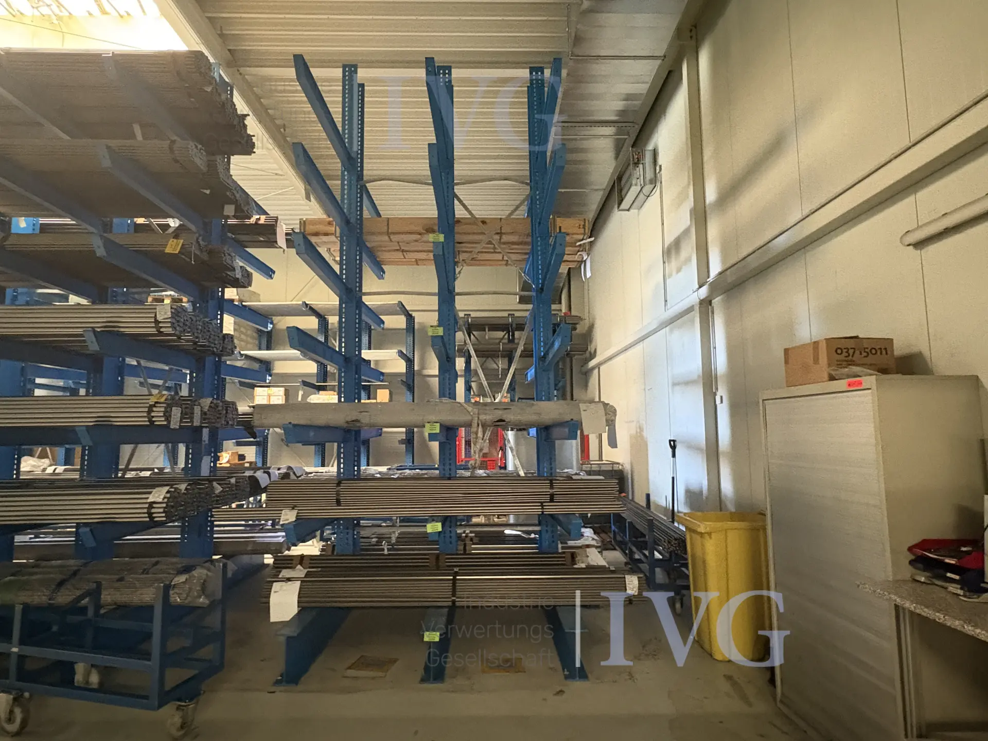 Dubbelzijdig uitkragend rek (blauw) – foto 2 – kavel bij IVG, Mahlstetten