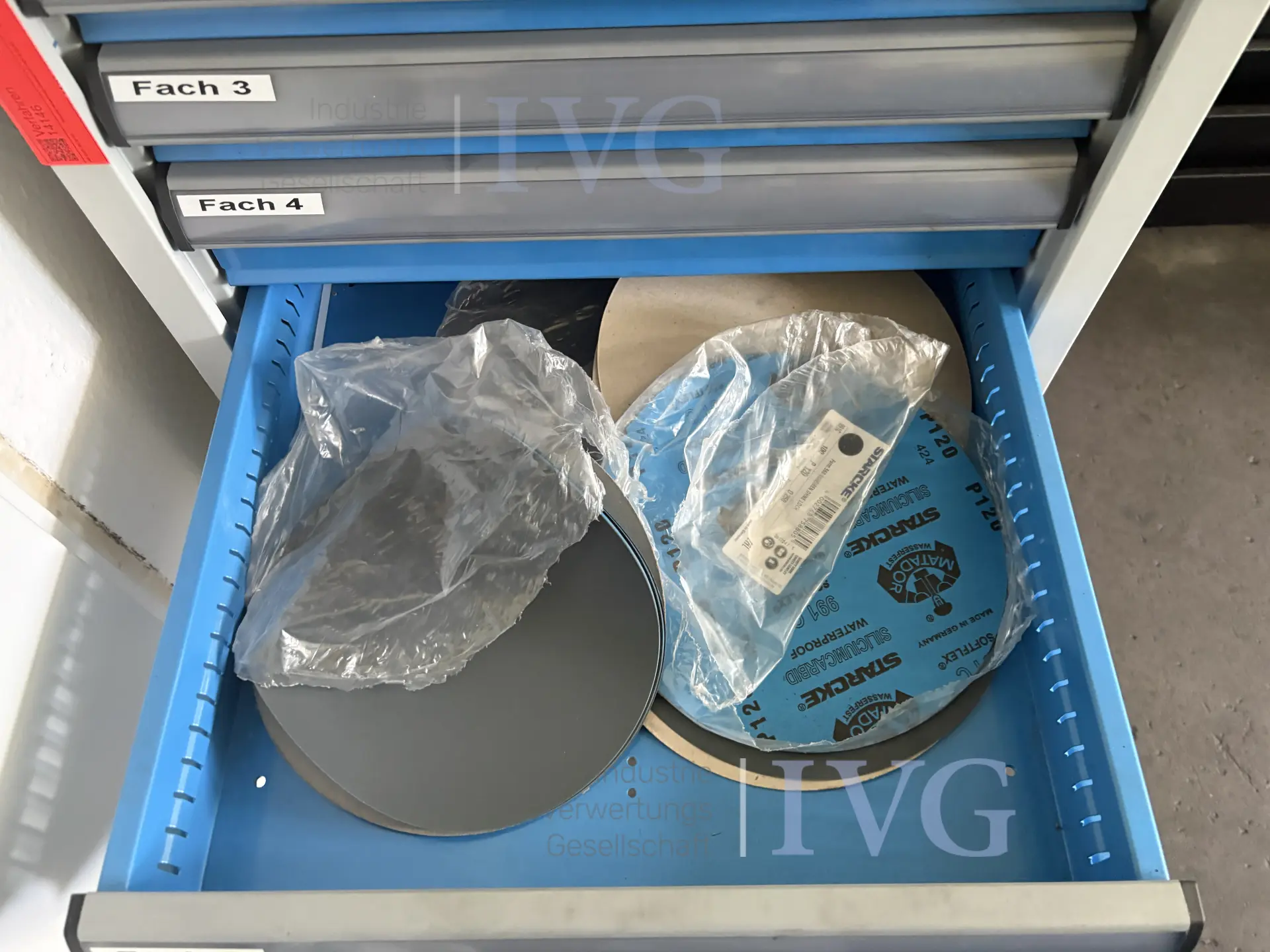 Stalen kast (blauw/grijs) – foto 5 – kavel bij IVG, Mahlstetten