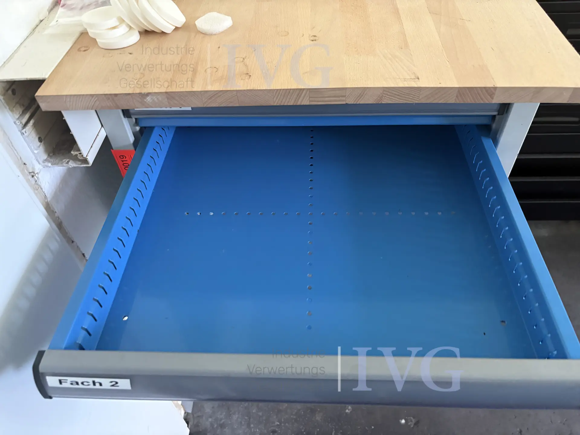 Stalen kast (blauw/grijs) – foto 3 – kavel bij IVG, Mahlstetten